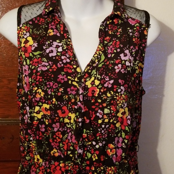 Forever 21 Dresses & Skirts - Cute floral summer dress with mesh and pockets